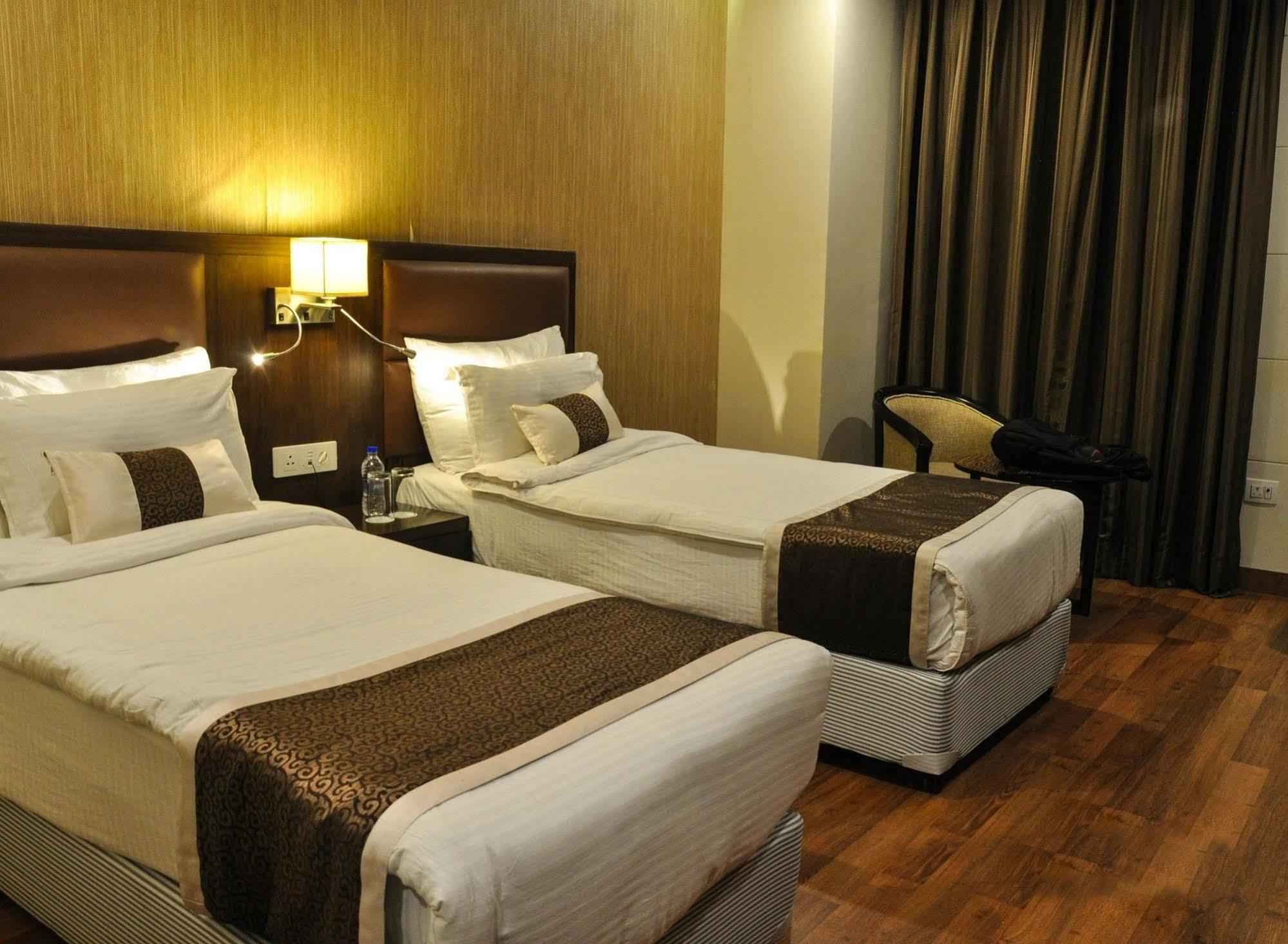 Hotel Casaya Inn Chinhat Zewnętrze zdjęcie